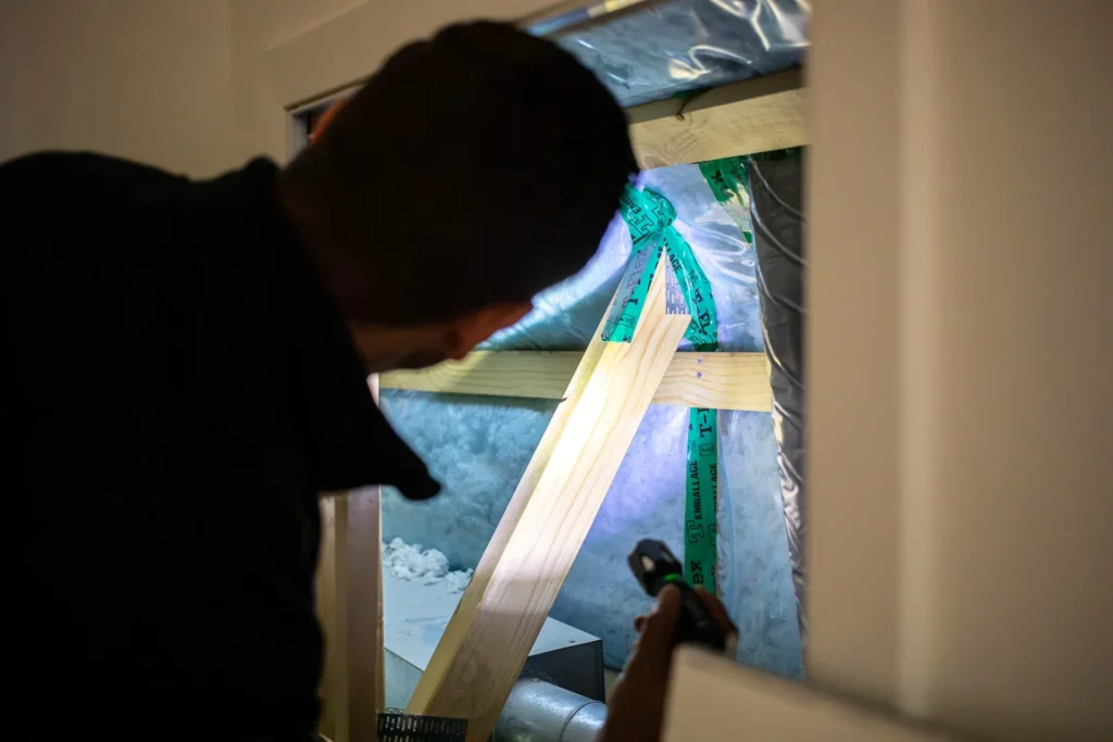 Undersöker kattvind i hus.